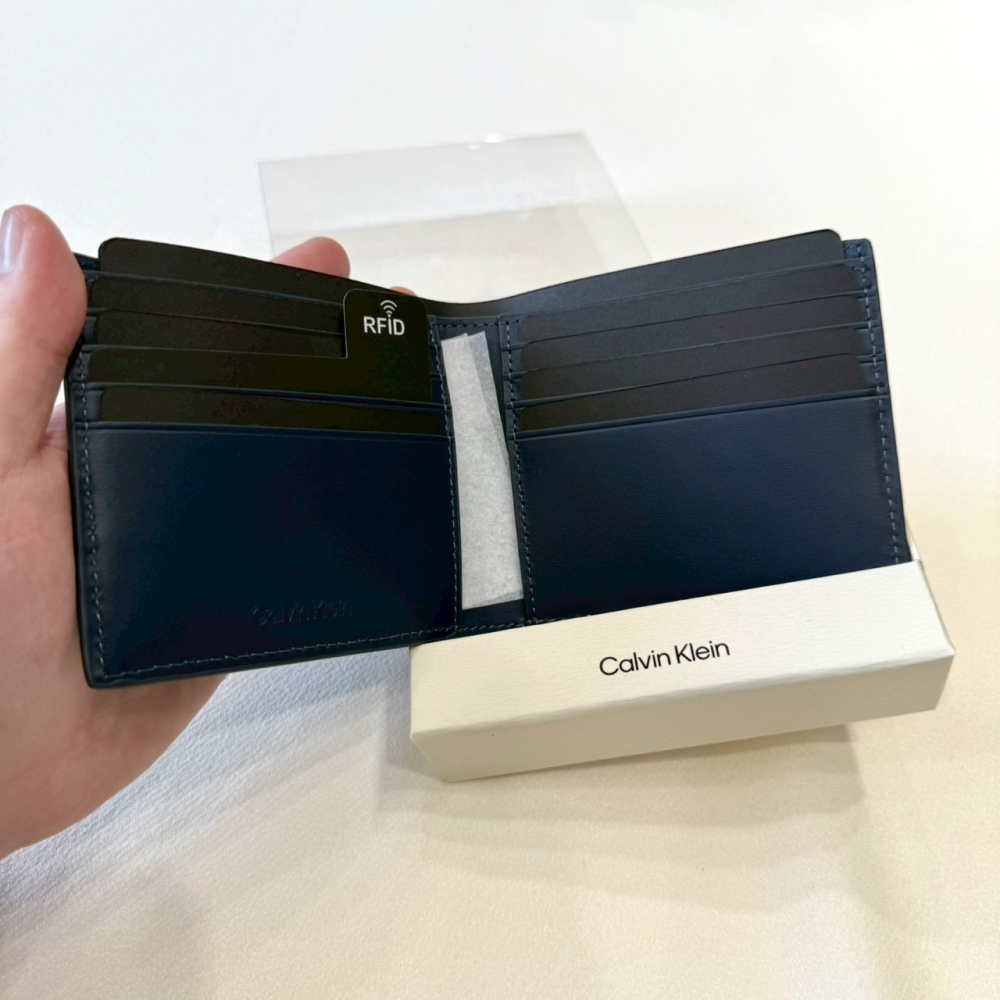 【CK｜全新】現貨 CALVIN KLEIN 錢包 短夾 小標 深藍 八卡短夾 禮盒組｜Little Bee 小蜜蜂精品-細節圖2