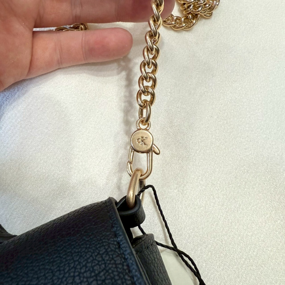 【CK｜全新】現貨 CALVIN KLEIN 包包 掀蓋包 金標 鍊條包 兩用包｜Little Bee 小蜜蜂精品-細節圖4