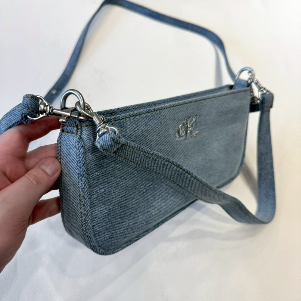 【CK｜全新】現貨 CALVIN KLEIN 包包 麻將包 銀標 牛仔藍 兩用 斜背包｜Little Bee 小蜜蜂精品-細節圖2