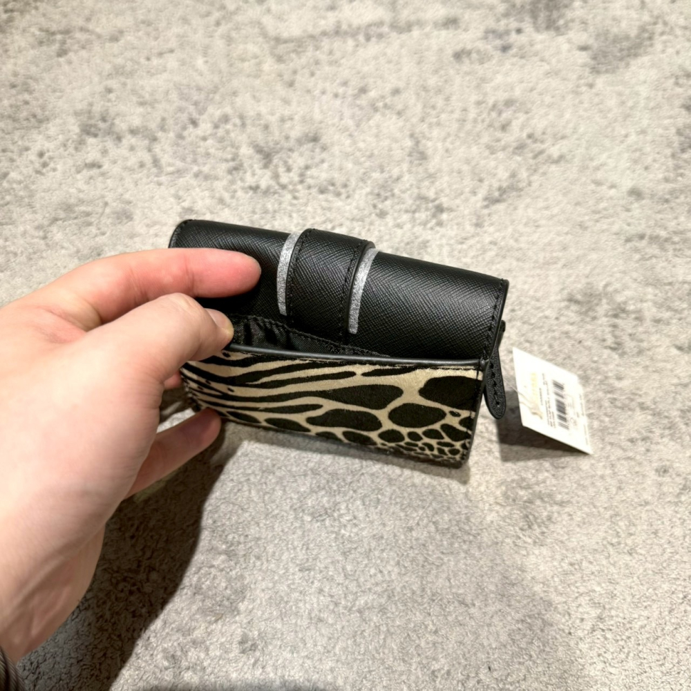 【MK｜全新】現貨 MICHAEL KORS 錢包 短夾 乳牛紋 有毛毛 三摺短夾｜Little Bee 小蜜蜂精品-細節圖2
