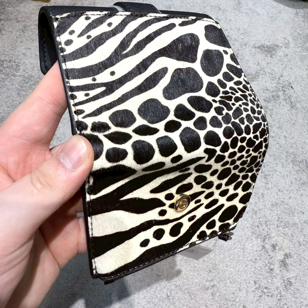 【MK｜全新】現貨 MICHAEL KORS 錢包 短夾 乳牛紋 有毛毛 三摺短夾｜Little Bee 小蜜蜂精品-細節圖3
