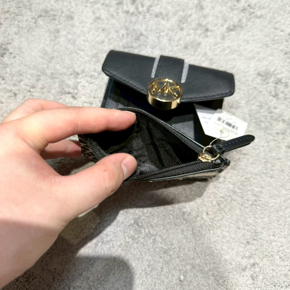 【MK｜全新】現貨 MICHAEL KORS 錢包 短夾 乳牛紋 有毛毛 三摺短夾｜Little Bee 小蜜蜂精品-細節圖4