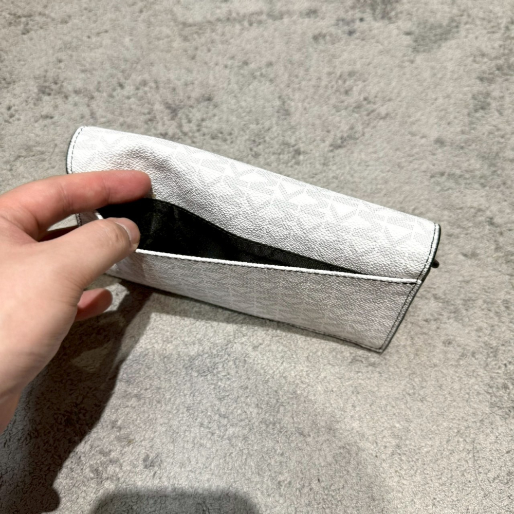【MK｜全新】現貨 MICHAEL KORS 錢包 長夾 銀標 滿版白 防刮 對開長夾｜Little Bee 小蜜蜂精品-細節圖3