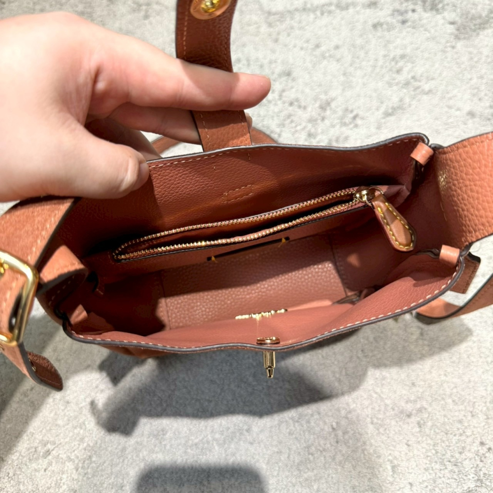 【蔻馳｜全新】現貨 COACH 包包 流浪包 金標 咖色 麂皮革 斜背包｜Little Bee 小蜜蜂精品-細節圖2