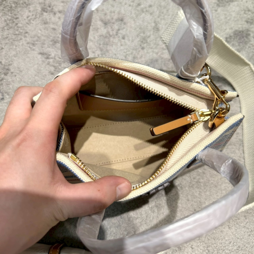 【TB｜全新】現貨 TORY BURCH 包包 紙袋包 小號 立體 皮標 斜背包｜Little Bee 小蜜蜂精品-細節圖3