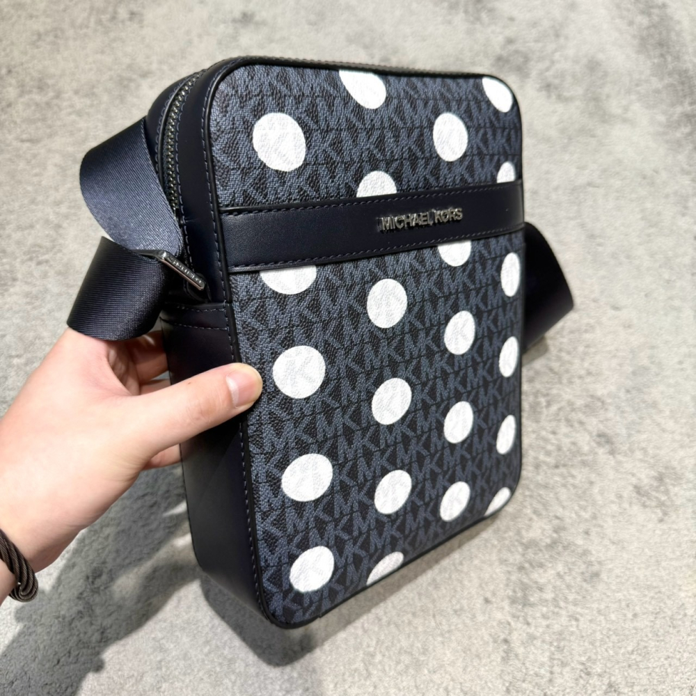 【MK｜全新】現貨 MICHAEL KORS 包包 飛行包 男款 圓點點 防刮 斜背包｜Little Bee 小蜜蜂精品-細節圖2