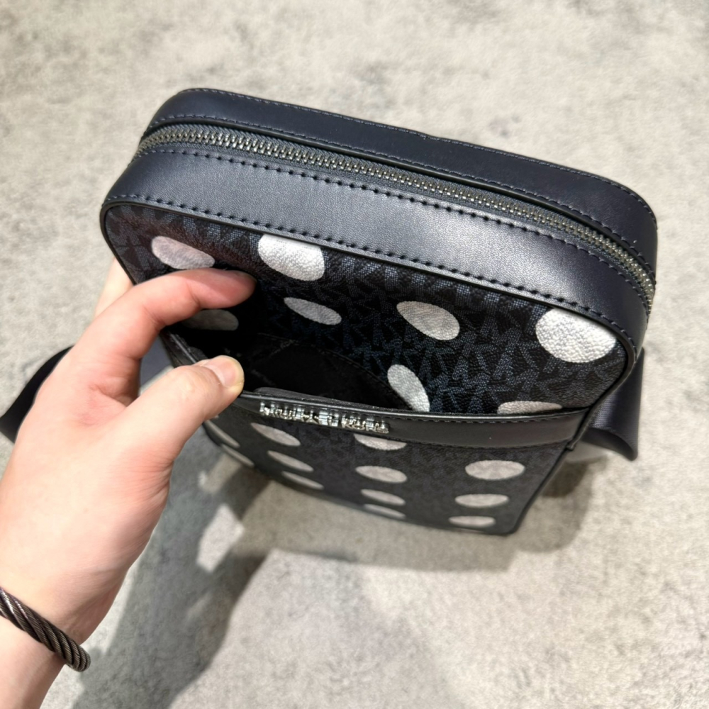 【MK｜全新】現貨 MICHAEL KORS 包包 飛行包 男款 圓點點 防刮 斜背包｜Little Bee 小蜜蜂精品-細節圖3