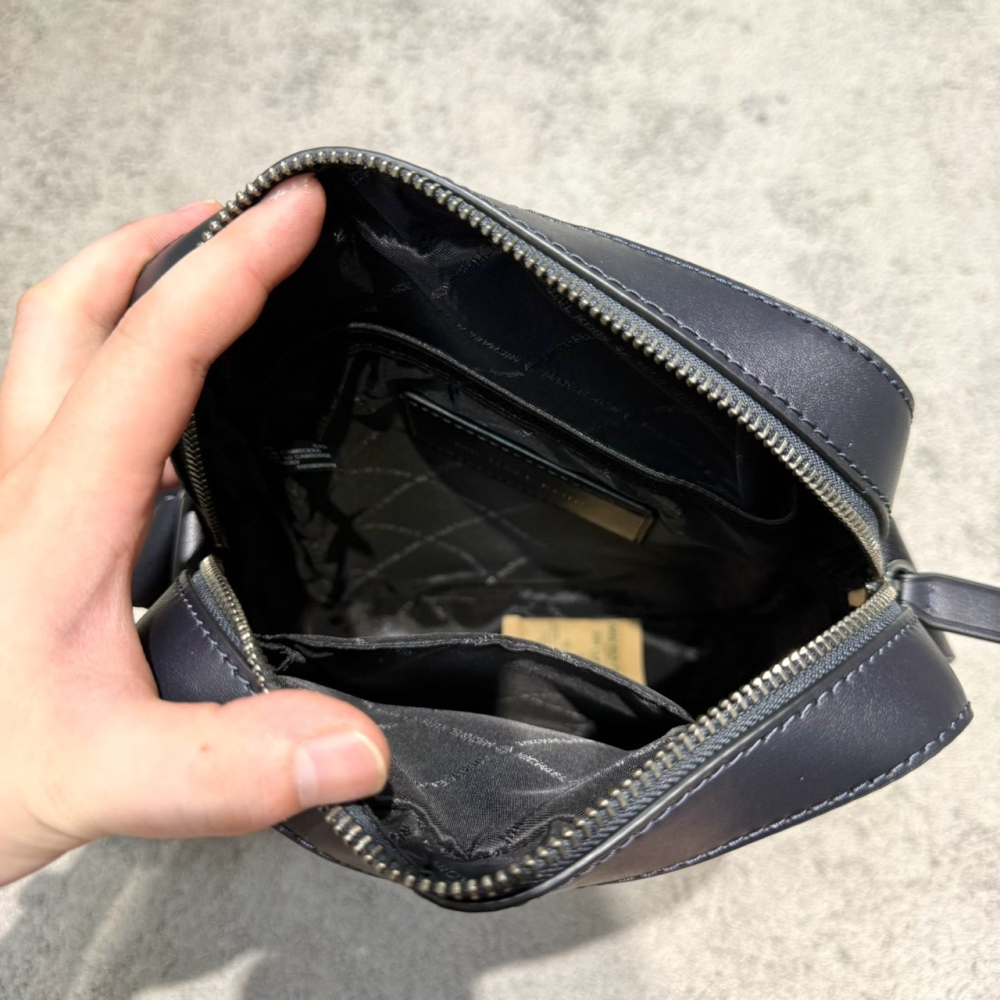 【MK｜全新】現貨 MICHAEL KORS 包包 飛行包 男款 圓點點 防刮 斜背包｜Little Bee 小蜜蜂精品-細節圖4