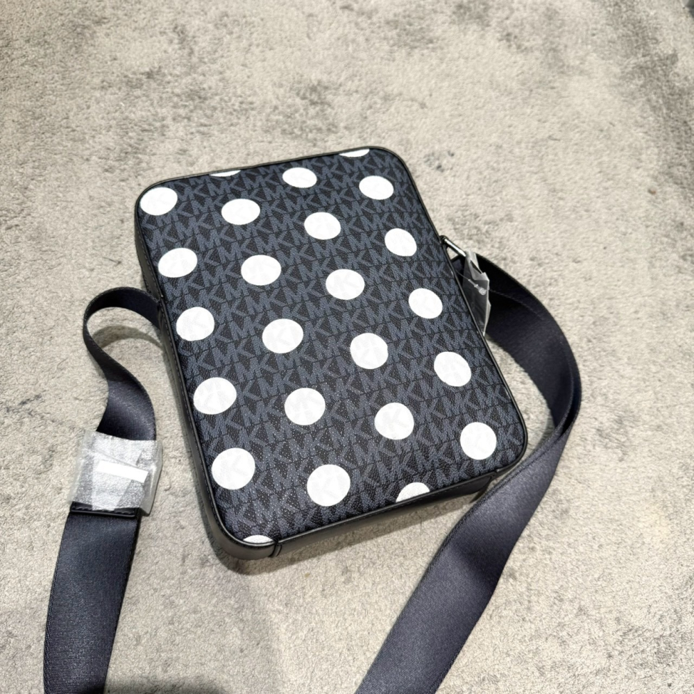 【MK｜全新】現貨 MICHAEL KORS 包包 飛行包 男款 圓點點 防刮 斜背包｜Little Bee 小蜜蜂精品-細節圖5