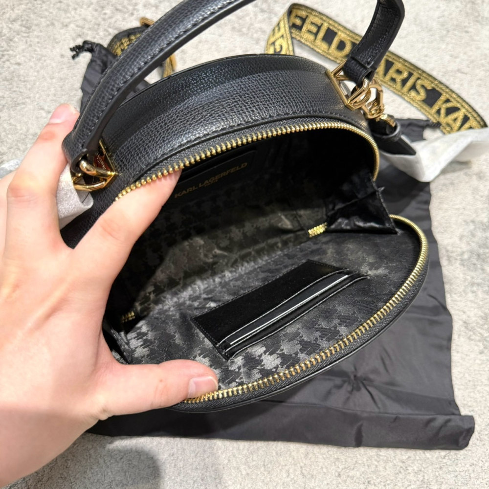 【卡爾｜全新】現貨 KARL LAGERFELD 包包 饅頭包 金標 滿版 斜背包｜Little Bee 小蜜蜂精品-細節圖3