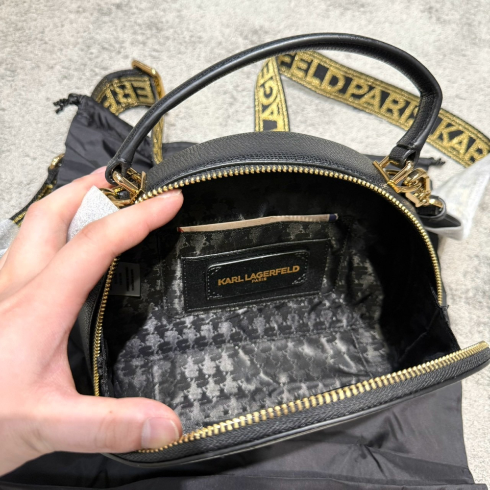 【卡爾｜全新】現貨 KARL LAGERFELD 包包 饅頭包 金標 滿版 斜背包｜Little Bee 小蜜蜂精品-細節圖4