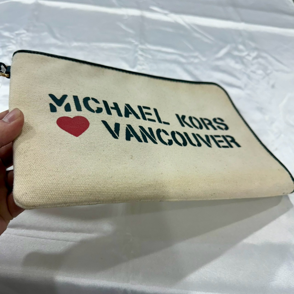 【MK｜賠本出清】MICHAEL KORS 現貨 手拿包 帆布 文字款｜Little Bee 小蜜蜂精品 原價3100-細節圖2