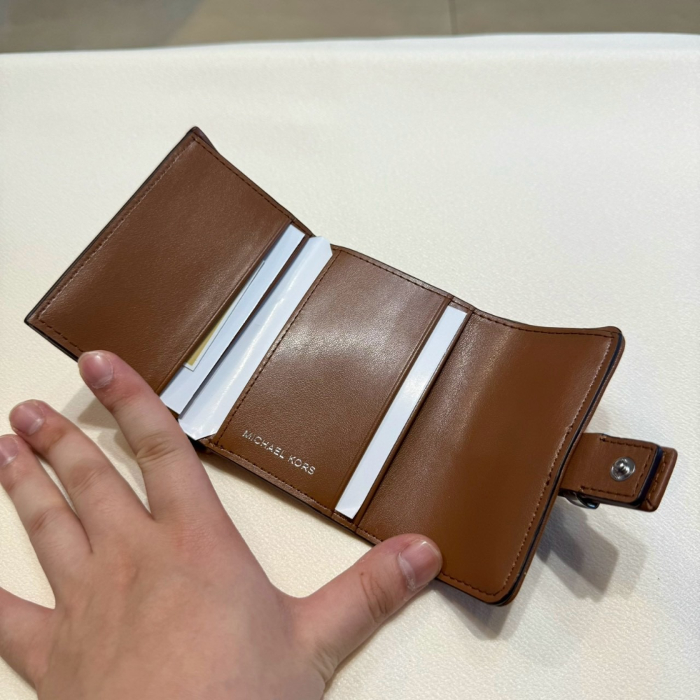 【MK｜全新】現貨 MICHAEL KORS 錢包 短夾 專櫃款 咖色軟皮革 三摺短夾｜Little Bee 小蜜蜂精品-細節圖4