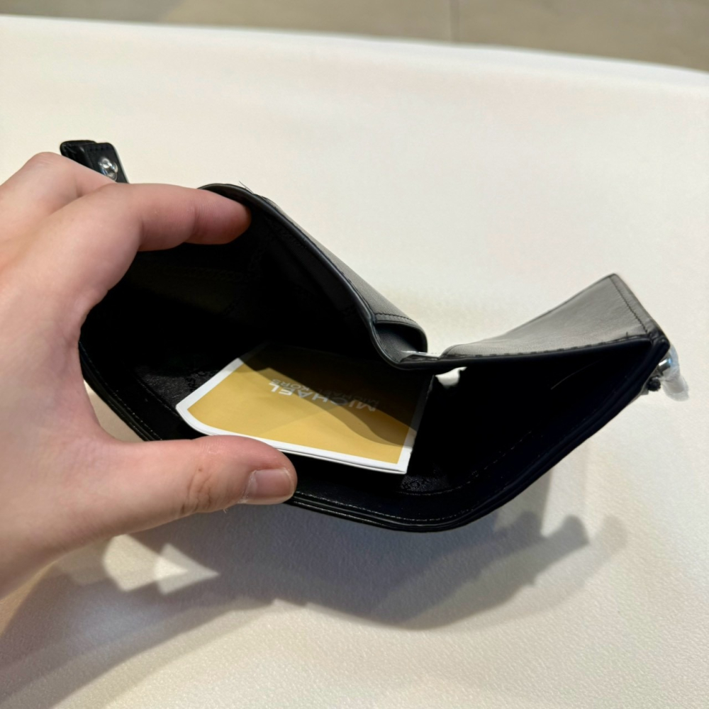 【MK｜全新】現貨 MICHAEL KORS 錢包 短夾 專櫃款 黑色軟皮革 三摺短夾｜Little Bee 小蜜蜂精品-細節圖5