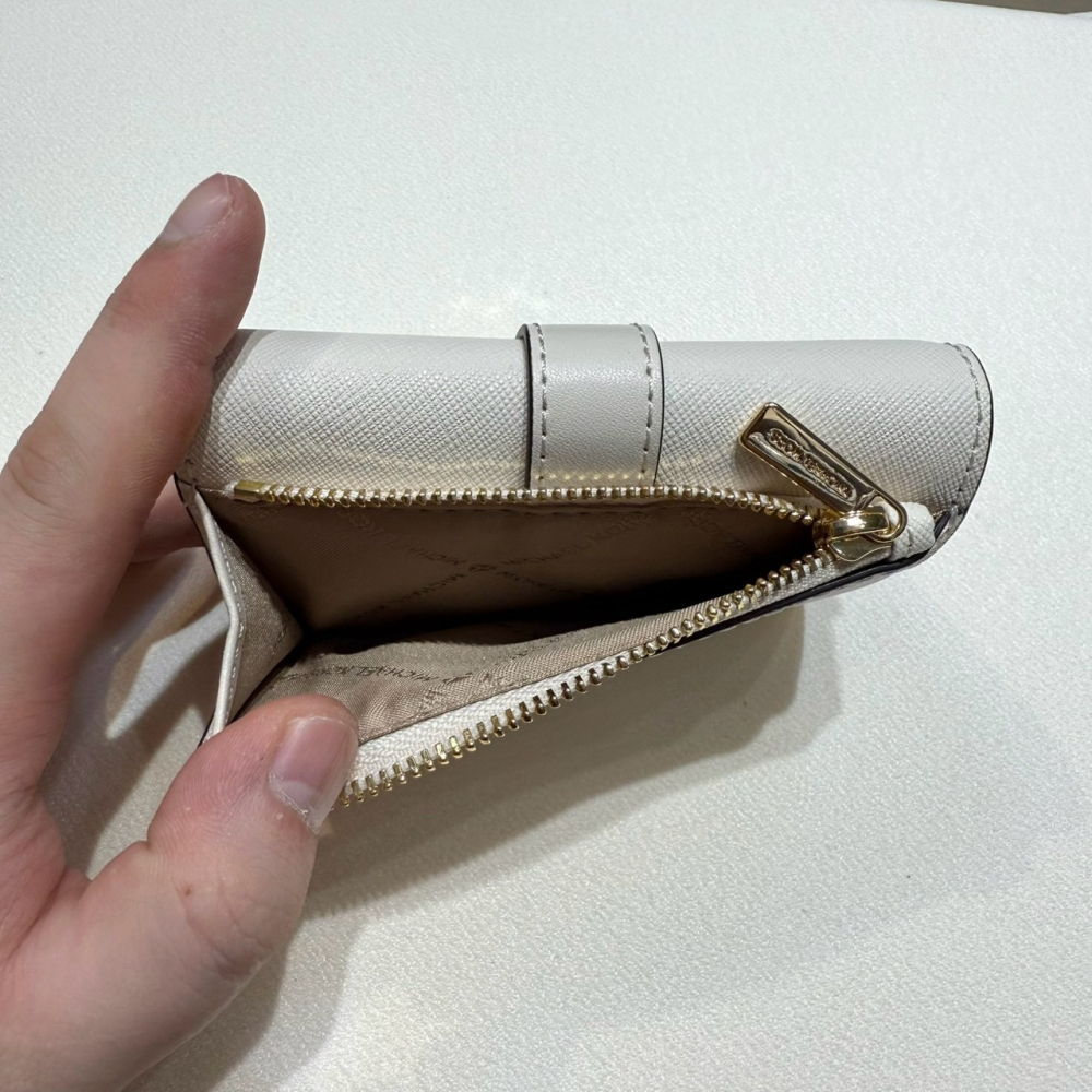 【MK｜全新】現貨 MICHAEL KORS 錢包 短夾 金標 白色 防刮紋 三摺短夾｜Little Bee 小蜜蜂精品-細節圖2