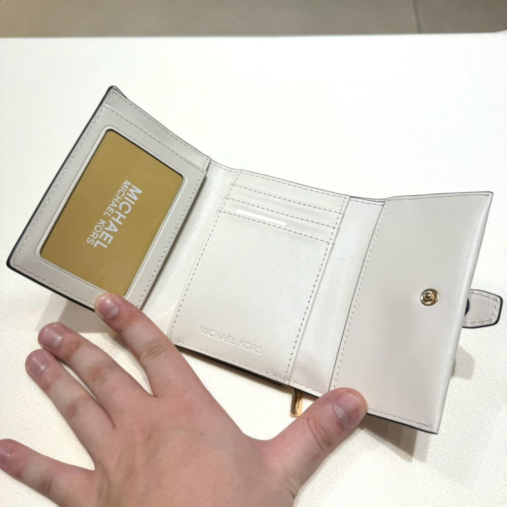 【MK｜全新】現貨 MICHAEL KORS 錢包 短夾 金標 白色 防刮紋 三摺短夾｜Little Bee 小蜜蜂精品-細節圖3