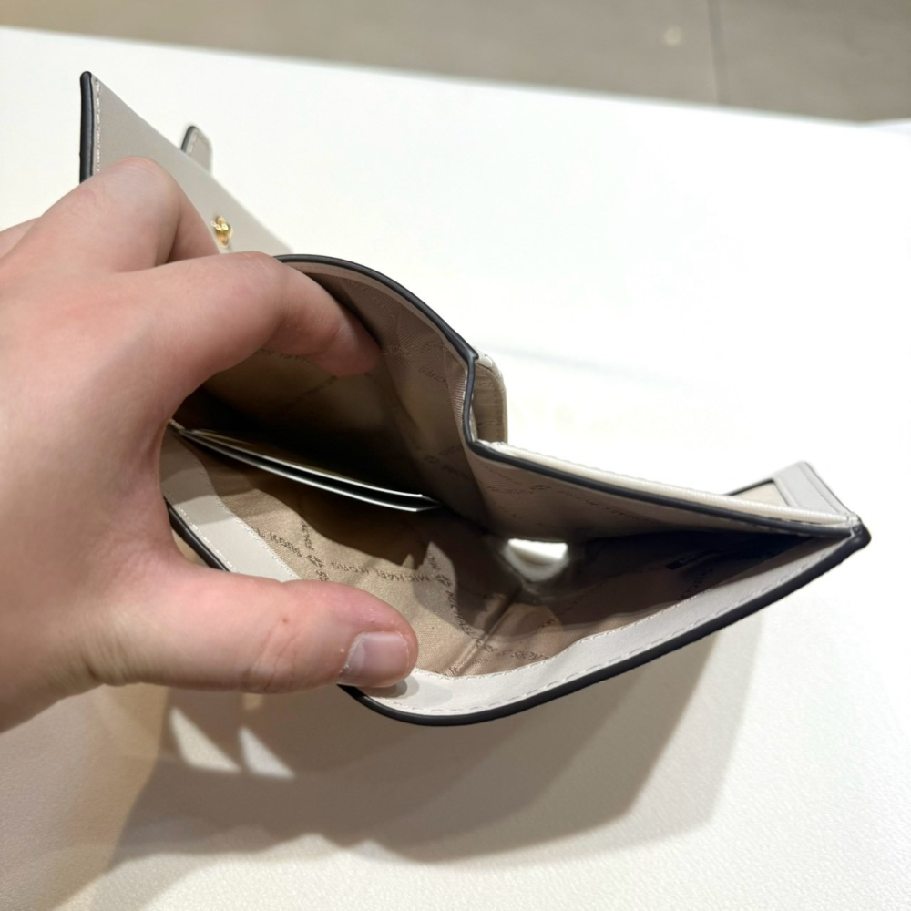 【MK｜全新】現貨 MICHAEL KORS 錢包 短夾 金標 白色 防刮紋 三摺短夾｜Little Bee 小蜜蜂精品-細節圖4