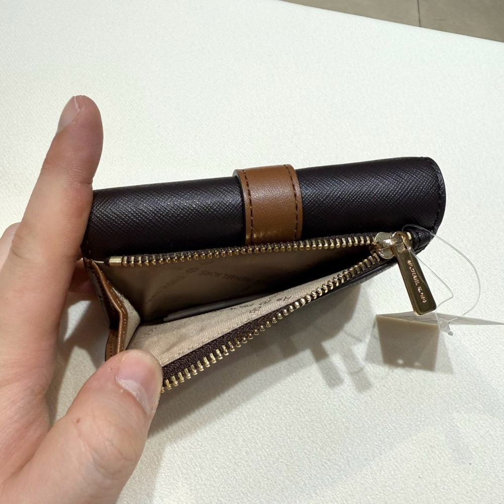 【MK｜全新】現貨 MICHAEL KORS 錢包 短夾 金標 咖滿版 防刮 三摺短夾｜Little Bee 小蜜蜂精品-細節圖2
