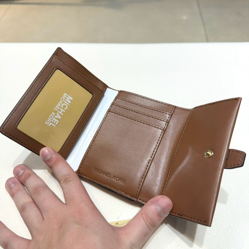 【MK｜全新】現貨 MICHAEL KORS 錢包 短夾 金標 咖滿版 防刮 三摺短夾｜Little Bee 小蜜蜂精品-細節圖3