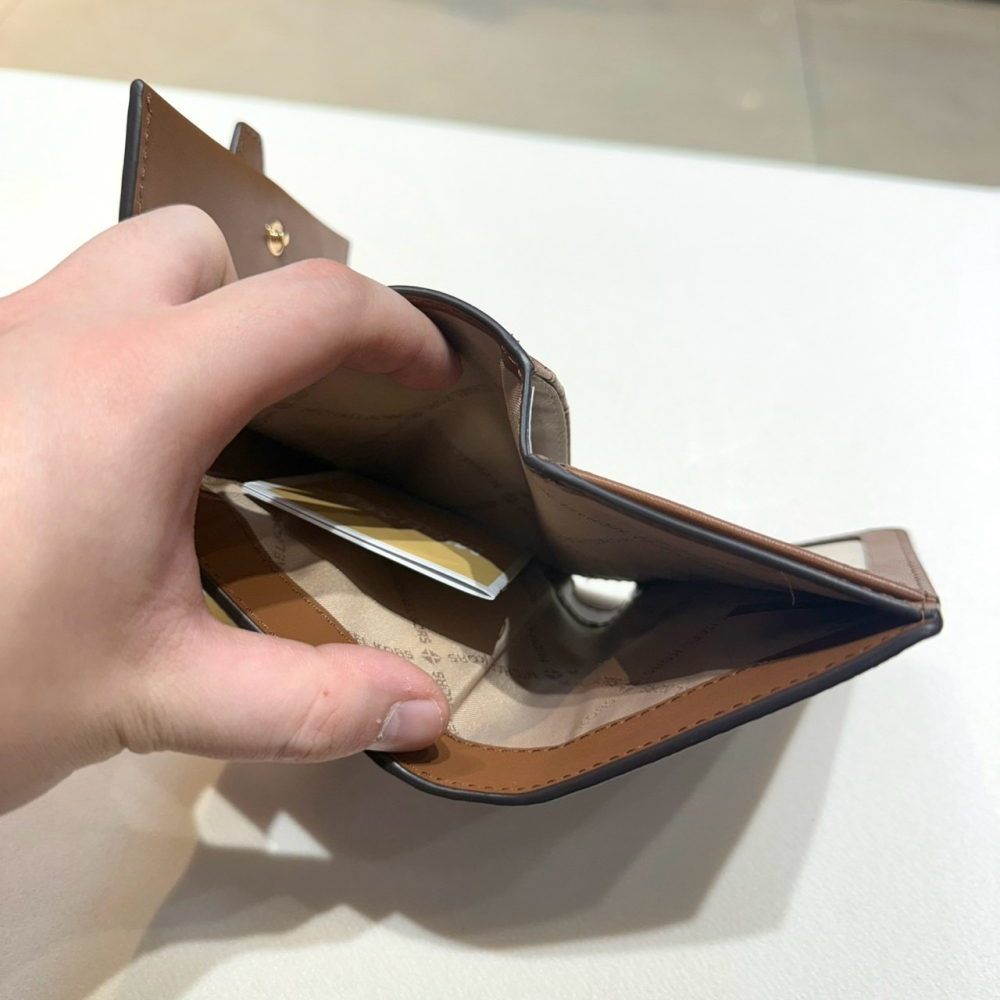 【MK｜全新】現貨 MICHAEL KORS 錢包 短夾 金標 咖滿版 防刮 三摺短夾｜Little Bee 小蜜蜂精品-細節圖4