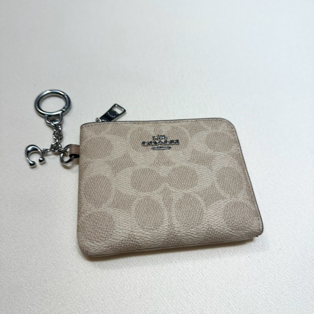 【蔻馳｜全新】現貨 COACH 錢包 零錢包 銀標 奶茶色老花 L型短夾｜Little Bee 小蜜蜂精品