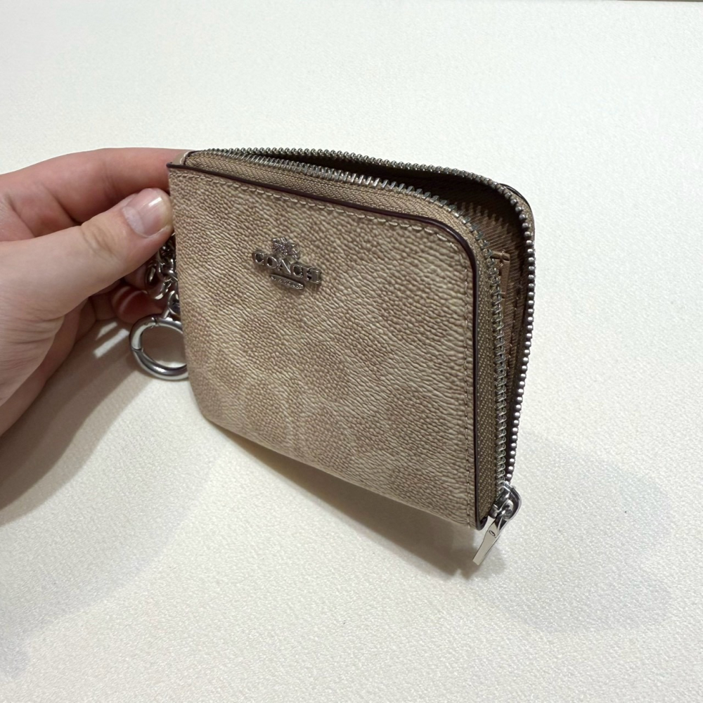 【蔻馳｜全新】現貨 COACH 錢包 零錢包 銀標 奶茶色老花 L型短夾｜Little Bee 小蜜蜂精品-細節圖3