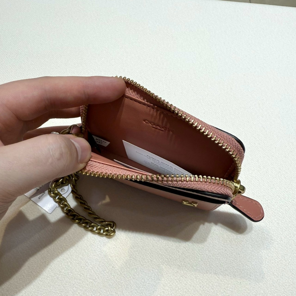 【蔻馳｜全新】現貨 COACH 錢包 零錢包 專櫃款 金標 老花拼粉色 鏈條 卡夾包｜Little Bee 小蜜蜂精品-細節圖3
