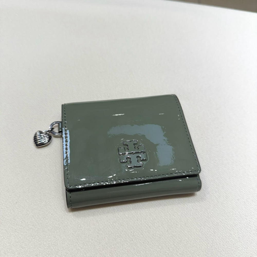 【TB｜全新】現貨 TORY BURCH 錢包 短夾 貝殼標 漆皮 寶墨綠 三摺短夾｜Little Bee 小蜜蜂精品