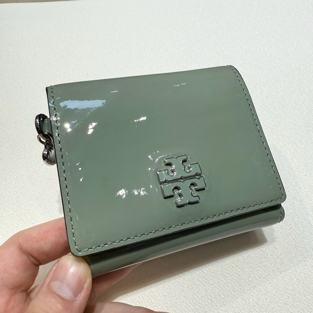 【TB｜全新】現貨 TORY BURCH 錢包 短夾 貝殼標 漆皮 寶墨綠 三摺短夾｜Little Bee 小蜜蜂精品-細節圖2