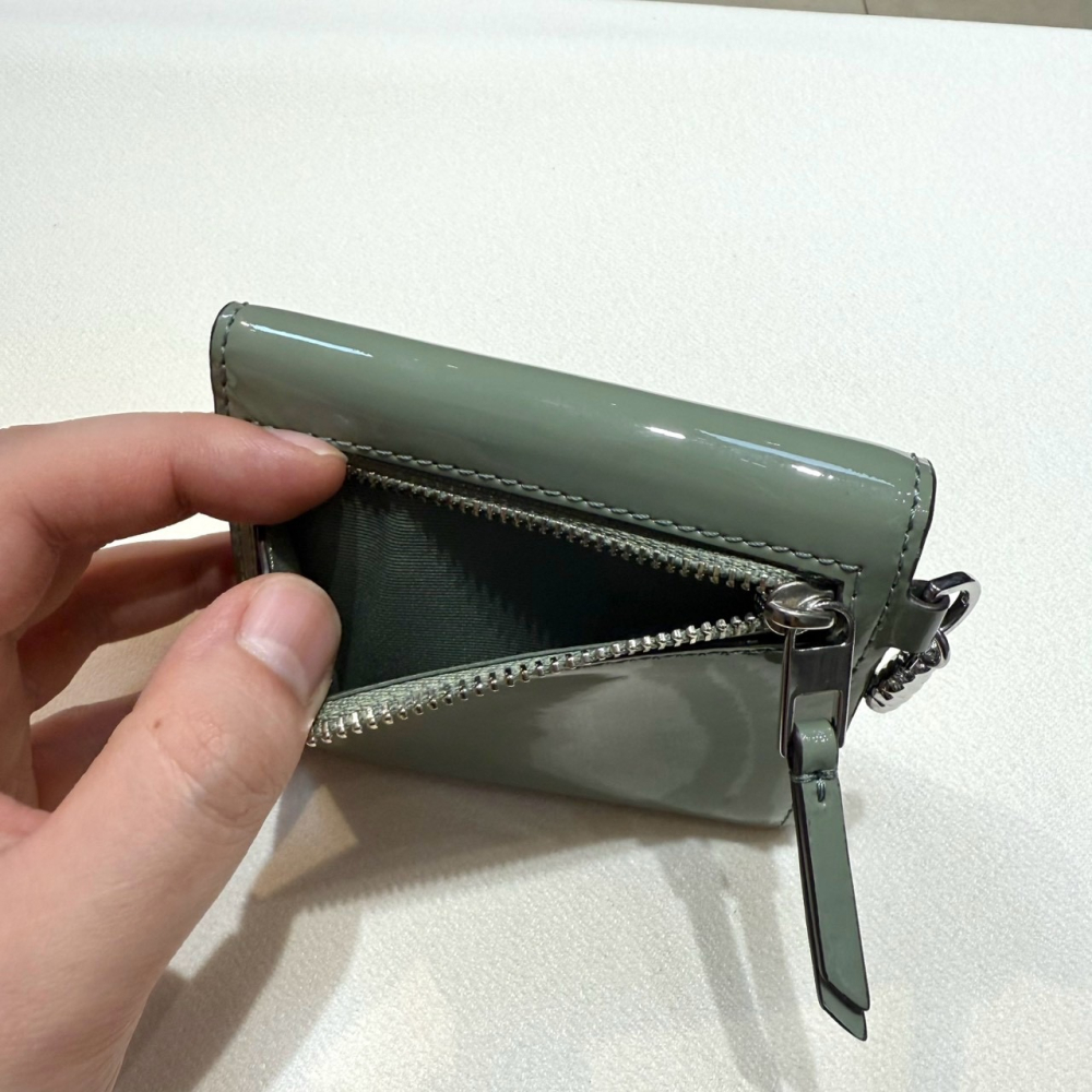 【TB｜全新】現貨 TORY BURCH 錢包 短夾 貝殼標 漆皮 寶墨綠 三摺短夾｜Little Bee 小蜜蜂精品-細節圖3