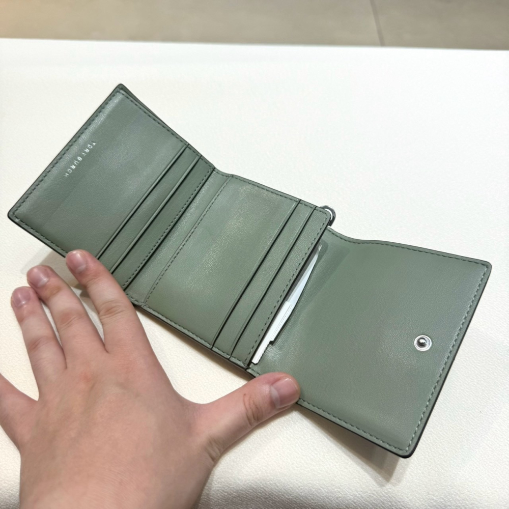 【TB｜全新】現貨 TORY BURCH 錢包 短夾 貝殼標 漆皮 寶墨綠 三摺短夾｜Little Bee 小蜜蜂精品-細節圖4
