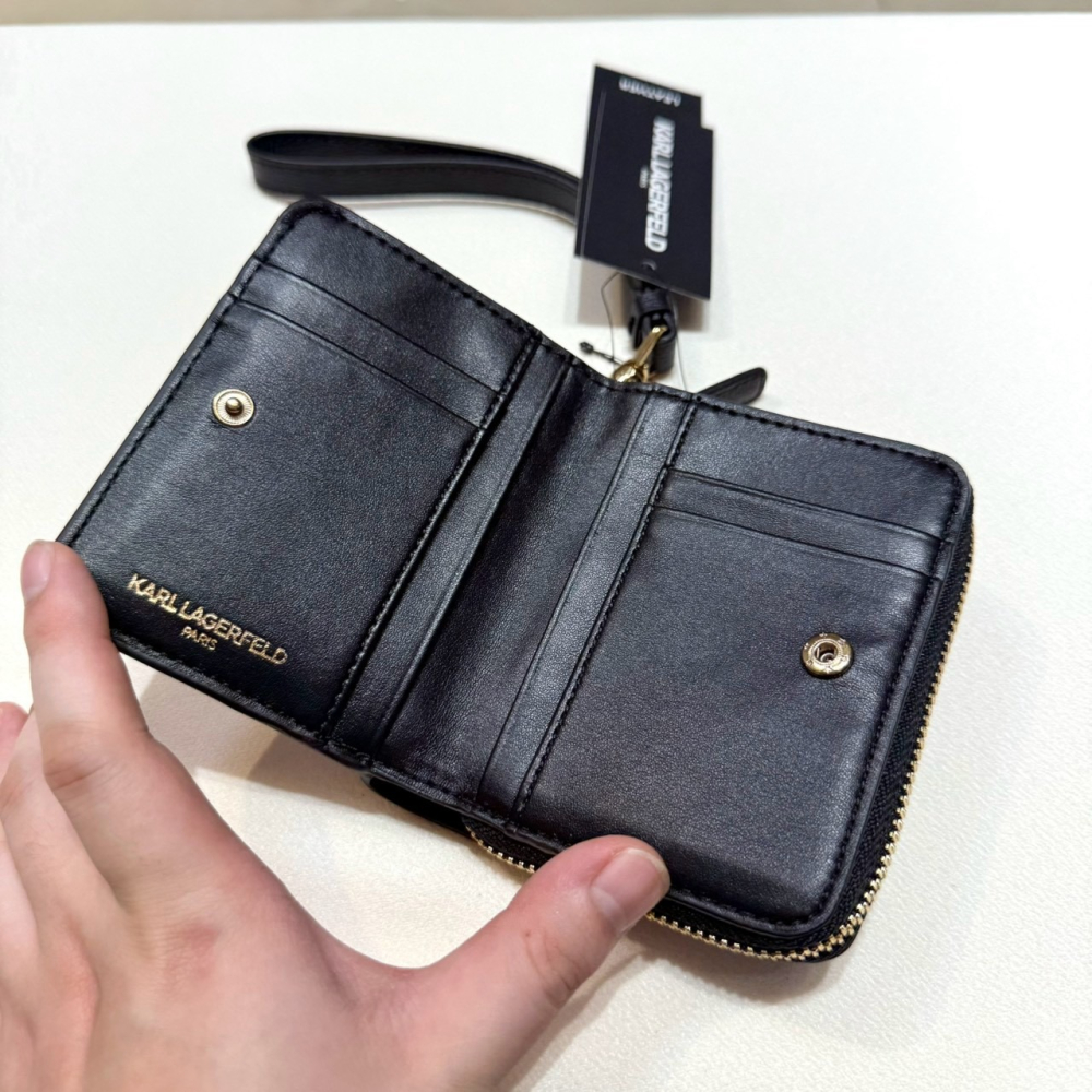 【卡爾｜全新】現貨 KARL LAGERFELD 錢包 短夾 黑色 Q版鐵標 零錢短夾｜Little Bee 小蜜蜂精品-細節圖3