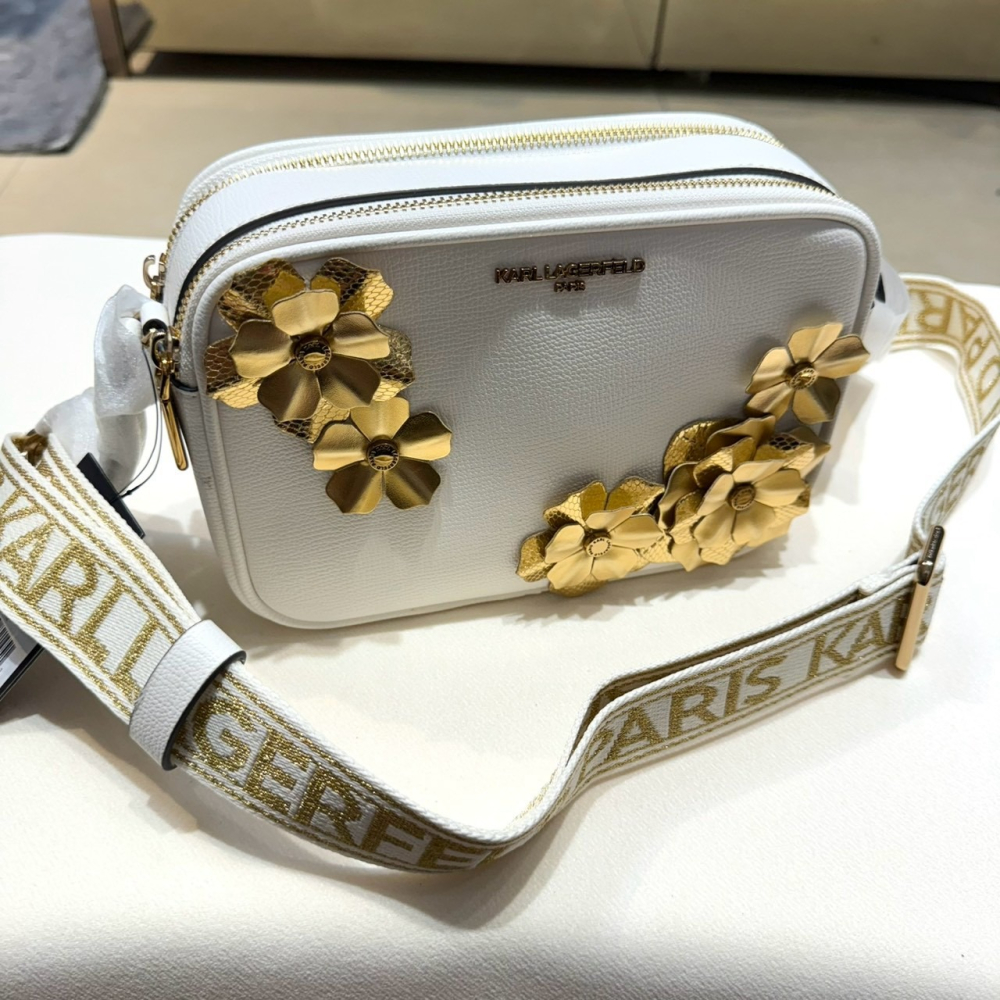 【卡爾｜全新】現貨 KARL LAGERFELD 包包 相機包 皮革金花 斜背包｜Little Bee 小蜜蜂精品