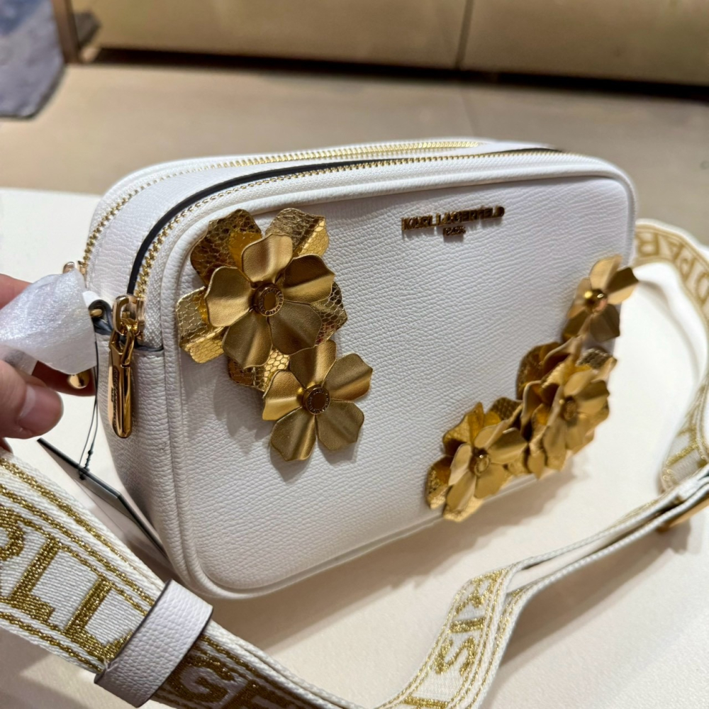 【卡爾｜全新】現貨 KARL LAGERFELD 包包 相機包 皮革金花 斜背包｜Little Bee 小蜜蜂精品-細節圖2