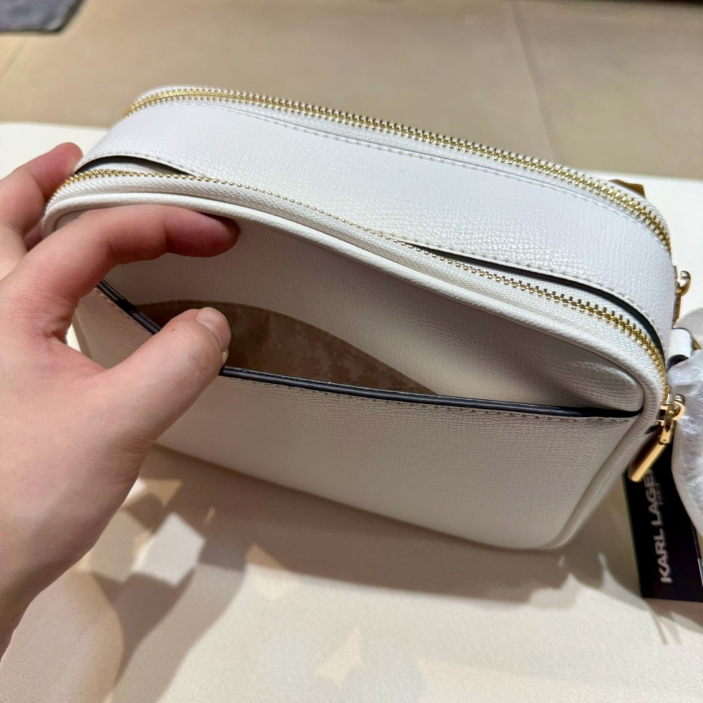 【卡爾｜全新】現貨 KARL LAGERFELD 包包 相機包 皮革金花 斜背包｜Little Bee 小蜜蜂精品-細節圖3
