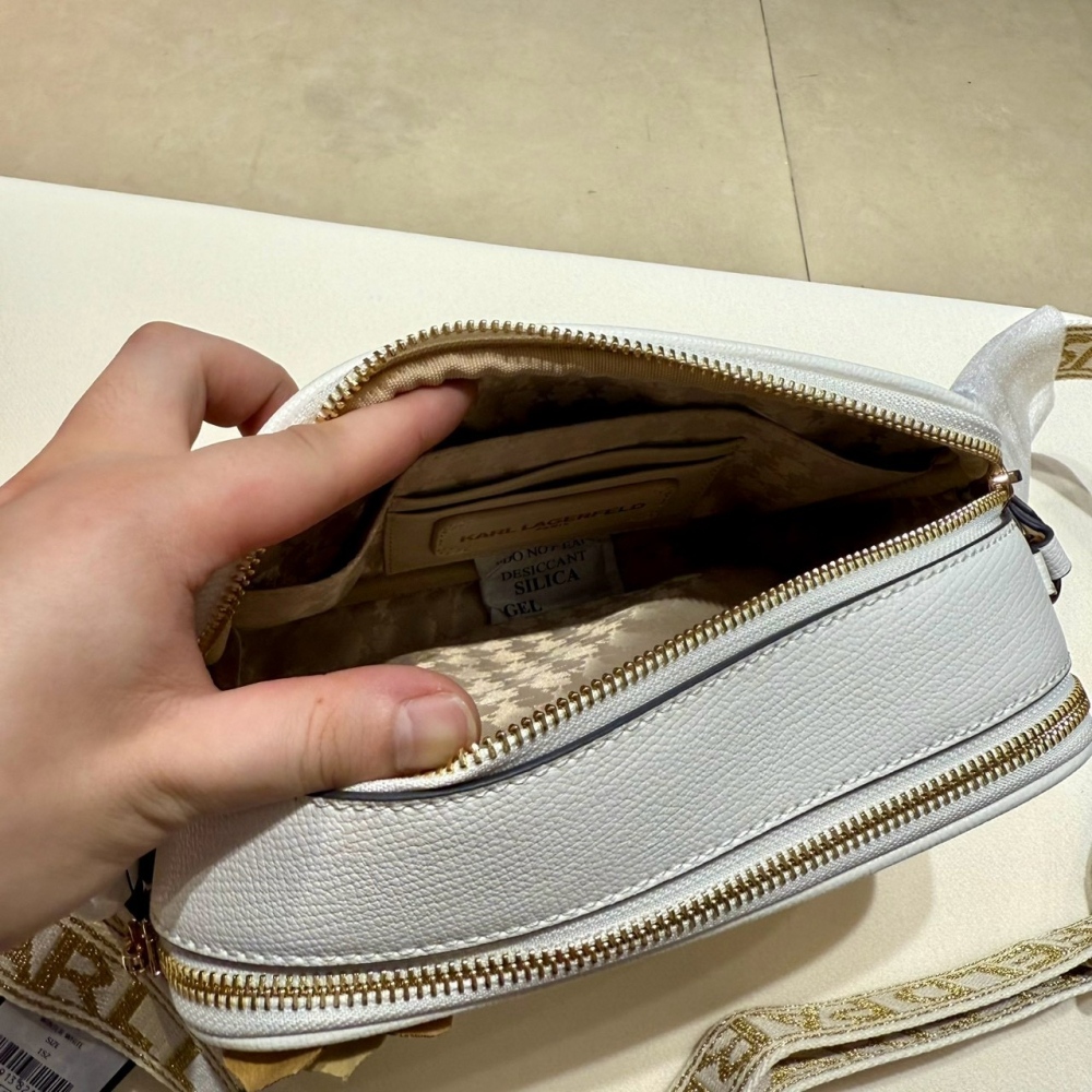 【卡爾｜全新】現貨 KARL LAGERFELD 包包 相機包 皮革金花 斜背包｜Little Bee 小蜜蜂精品-細節圖5