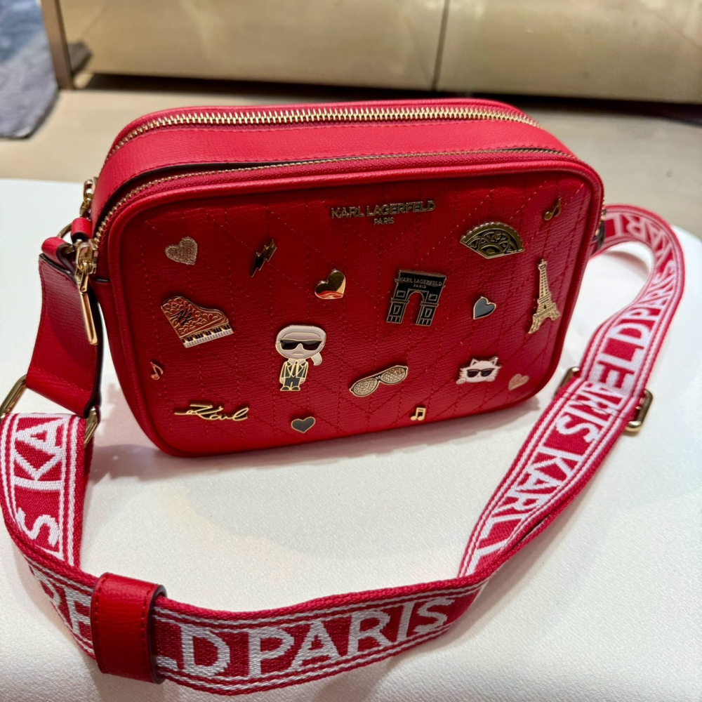 【卡爾｜全新】現貨 KARL LAGERFELD 包包 相機包 紅 塗鴉 鐵標 斜背包｜Little Bee 小蜜蜂精品
