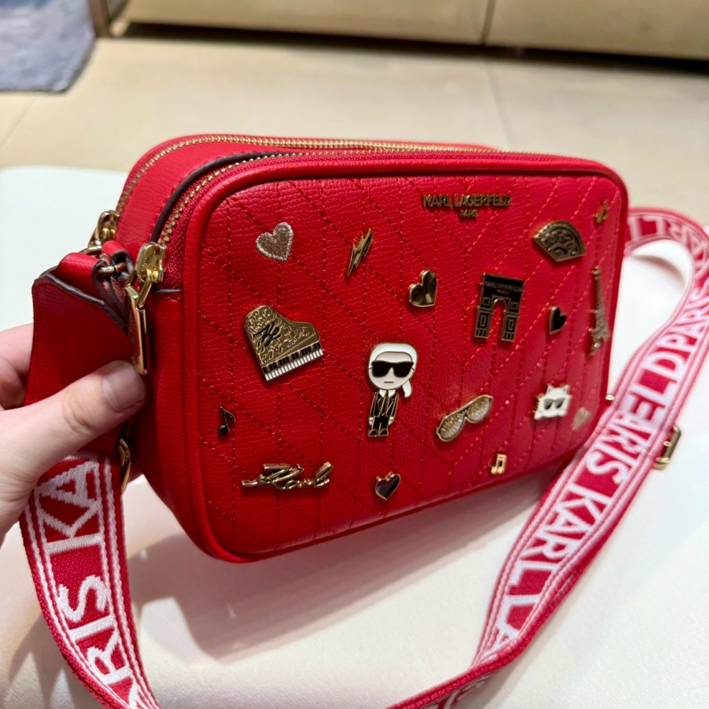 【卡爾｜全新】現貨 KARL LAGERFELD 包包 相機包 紅 塗鴉 鐵標 斜背包｜Little Bee 小蜜蜂精品-細節圖2