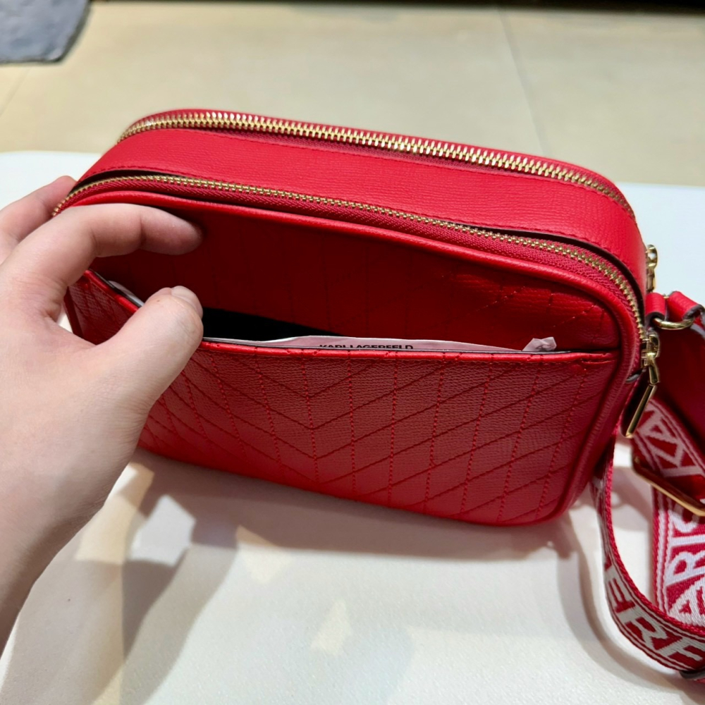 【卡爾｜全新】現貨 KARL LAGERFELD 包包 相機包 紅 塗鴉 鐵標 斜背包｜Little Bee 小蜜蜂精品-細節圖3