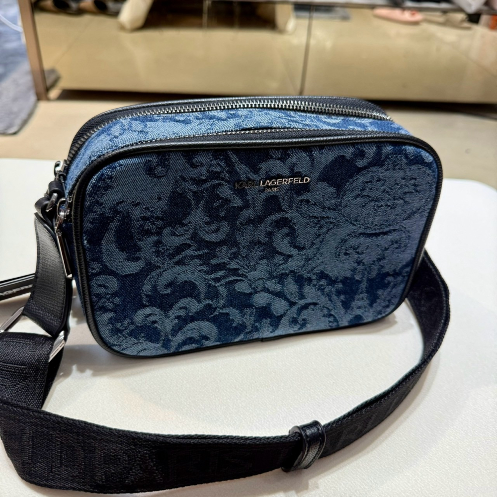 【卡爾｜全新】現貨 KARL LAGERFELD 包包 相機包 巴洛克 緹花布 斜背包｜Little Bee 小蜜蜂精品