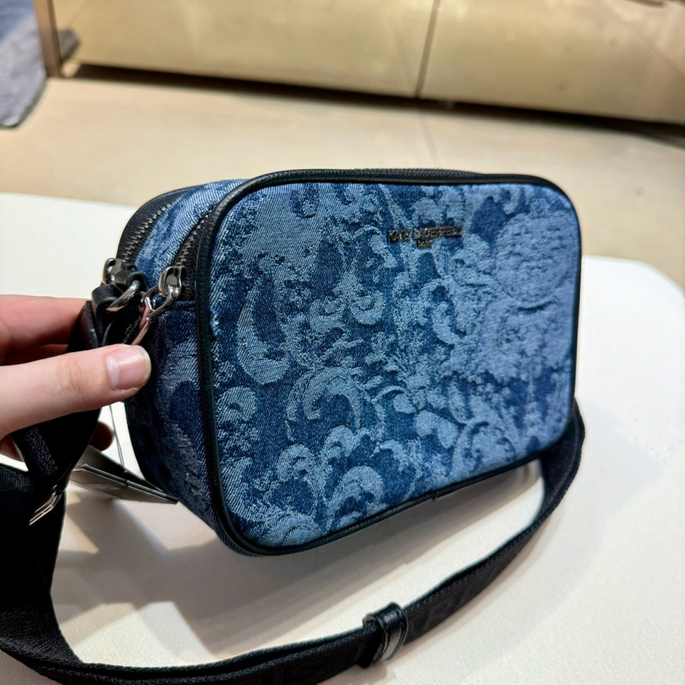 【卡爾｜全新】現貨 KARL LAGERFELD 包包 相機包 巴洛克 緹花布 斜背包｜Little Bee 小蜜蜂精品-細節圖2