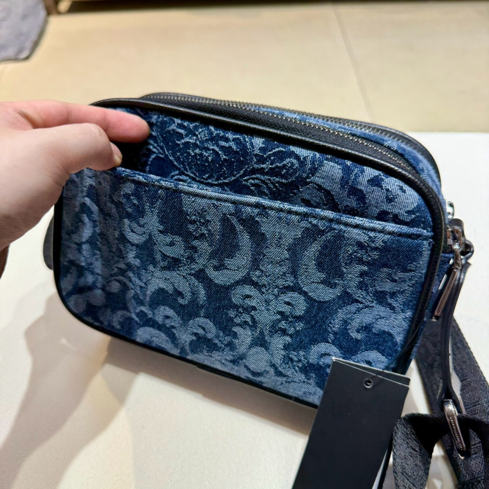 【卡爾｜全新】現貨 KARL LAGERFELD 包包 相機包 巴洛克 緹花布 斜背包｜Little Bee 小蜜蜂精品-細節圖3