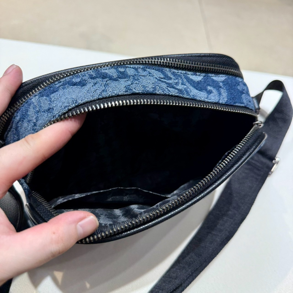 【卡爾｜全新】現貨 KARL LAGERFELD 包包 相機包 巴洛克 緹花布 斜背包｜Little Bee 小蜜蜂精品-細節圖4