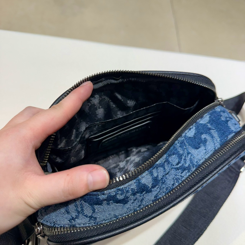 【卡爾｜全新】現貨 KARL LAGERFELD 包包 相機包 巴洛克 緹花布 斜背包｜Little Bee 小蜜蜂精品-細節圖5