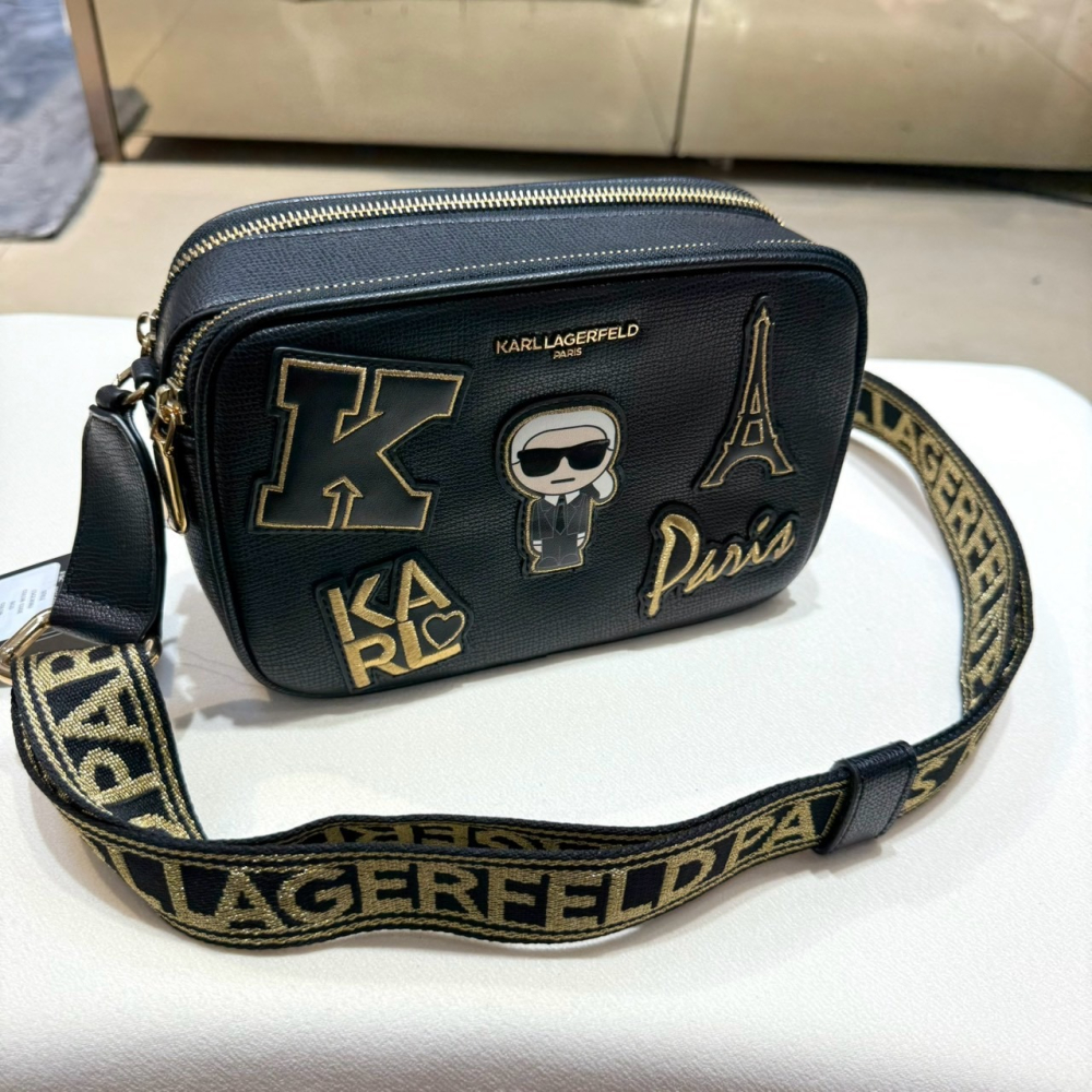 【卡爾｜全新】現貨 KARL LAGERFELD 包包 相機包 刺繡 Q版人像 斜背包｜Little Bee 小蜜蜂精品