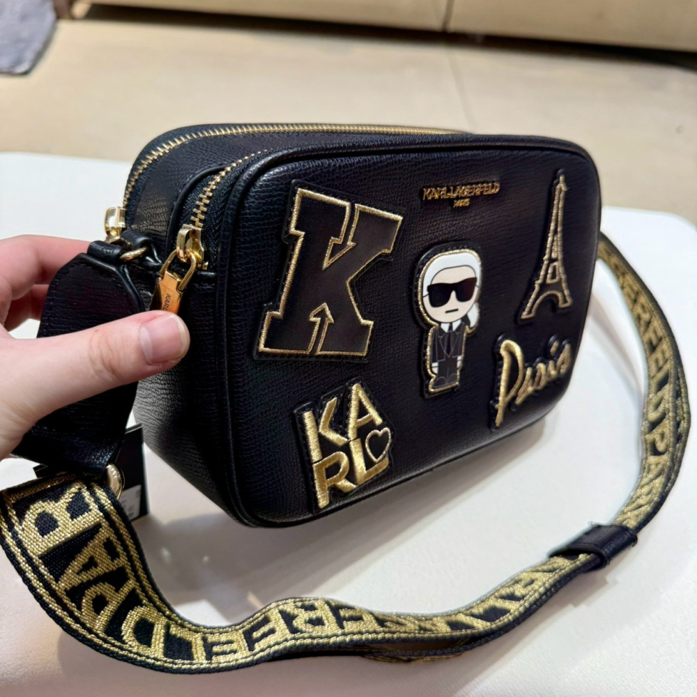 【卡爾｜全新】現貨 KARL LAGERFELD 包包 相機包 刺繡 Q版人像 斜背包｜Little Bee 小蜜蜂精品-細節圖2