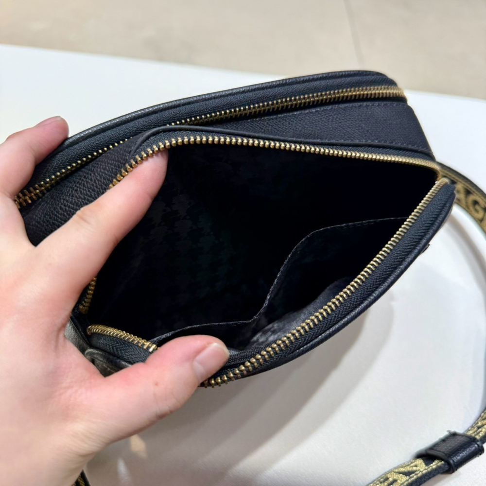 【卡爾｜全新】現貨 KARL LAGERFELD 包包 相機包 刺繡 Q版人像 斜背包｜Little Bee 小蜜蜂精品-細節圖4