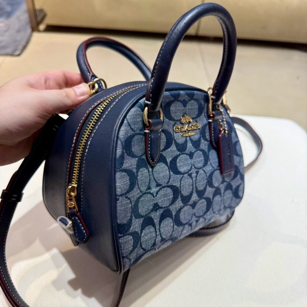 【蔻馳｜全新】現貨 COACH 包包 饅頭包 金標 藍滿版 緹花布 兩用 斜背包｜Little Bee 小蜜蜂精品-細節圖2