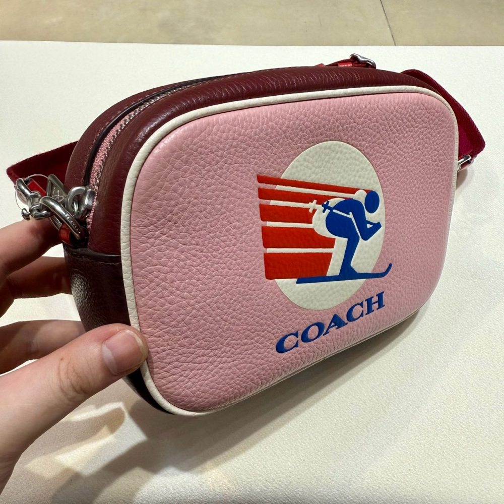 【蔻馳｜全新】現貨 COACH 包包 相機包 滑雪標誌 拼色荔枝紋 斜背包｜Little Bee 小蜜蜂精品-細節圖2