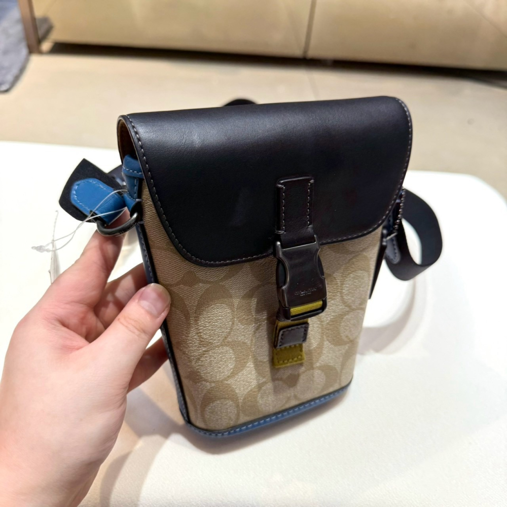 【蔻馳｜全新】現貨 COACH 包包 薯條包 男款 杏色老花 拼色 掀蓋 斜背包｜Little Bee 小蜜蜂精品-細節圖2
